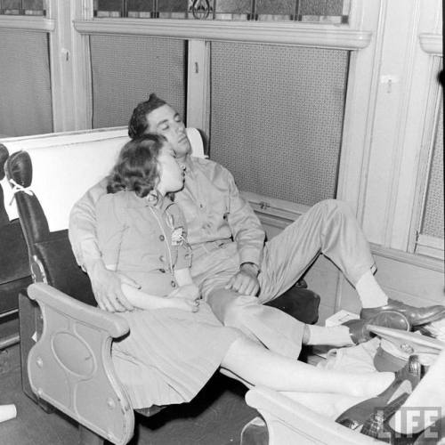 Sleeping on the Northern Pacific(Peter Stackpole. 1942)