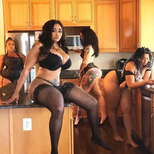 kornbredfed: K O R N B R E D F E D @thenikiarenee - #minxgang @malibuxte @thenikiarenee @pyper.nikol