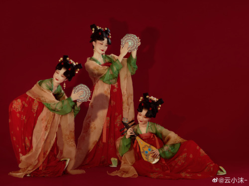 hanfugallery:chinese hanfu by 云小沫-This photoshoot is based on the performance “Evening Feast at the 