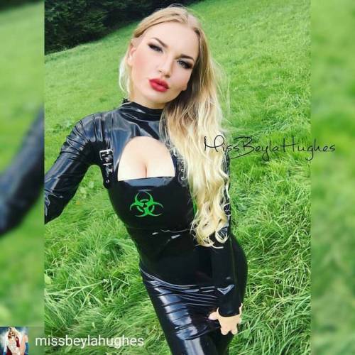 Credit to @missbeylahughes : Hardstyle is my style#hardstyle #defqon1 #latexpants #latex #latexgirl 