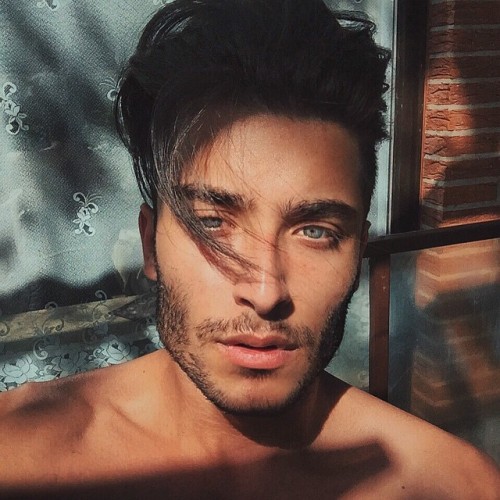 toni-mahfud:Tanning all day.