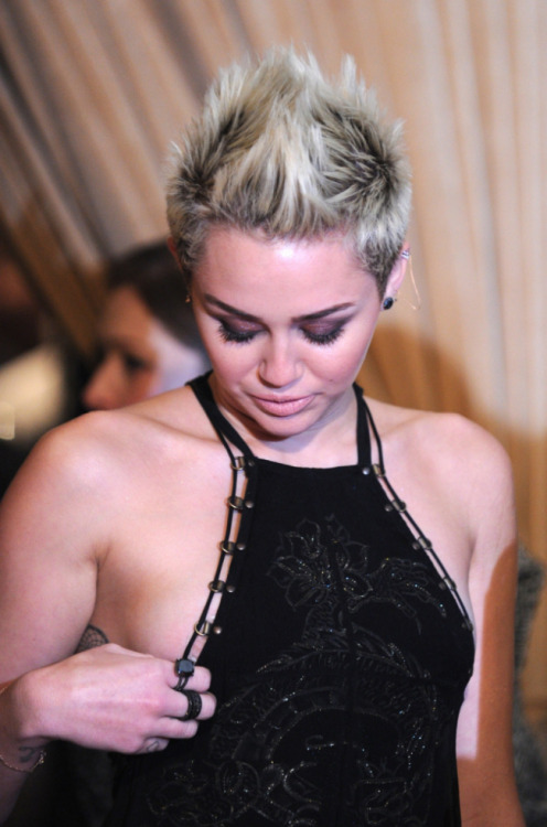 celebritynippleslips: Miley Cyrus nipple slip at the Grammys