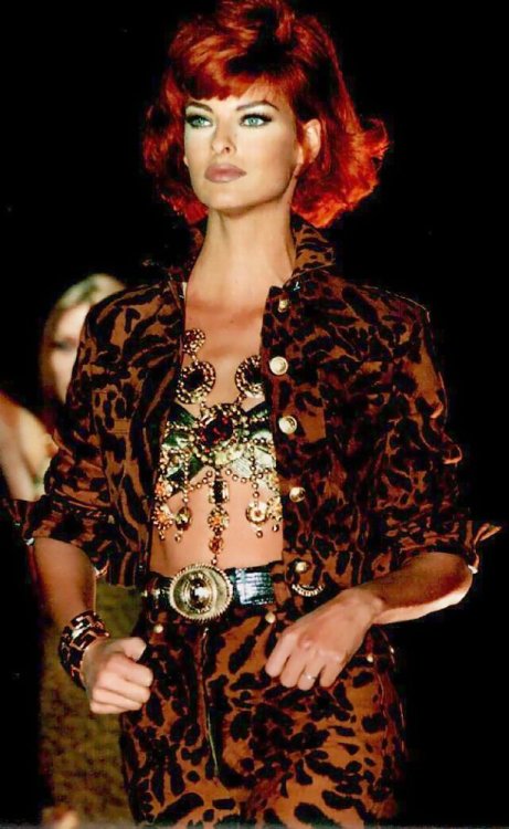 supermodelshrine: Linda for Gianni Versace, s/s 1992