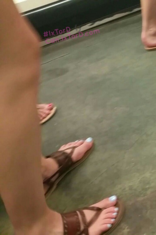mandicandids: A few girls, feet, sandals, flip flops !
