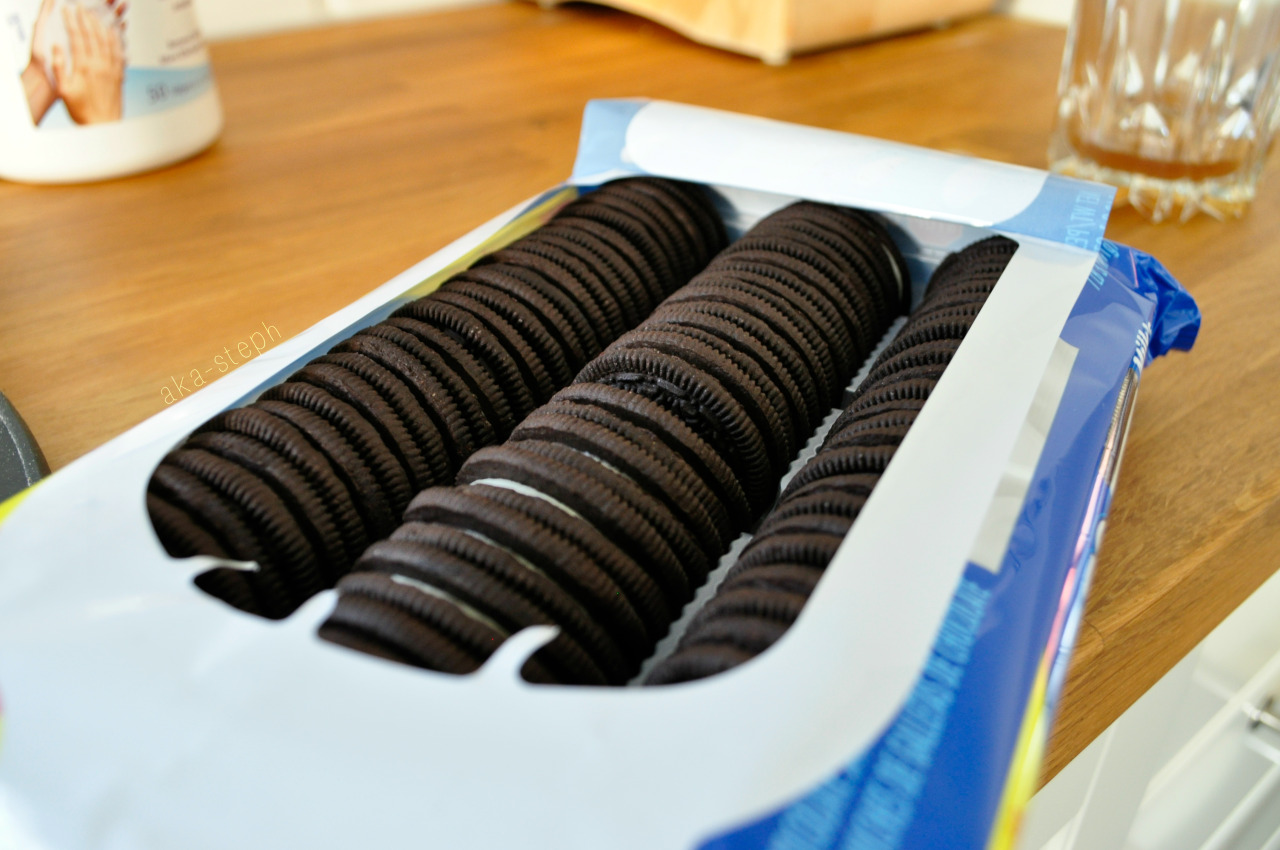 aka-steph:  opening a new pack of oreos » 