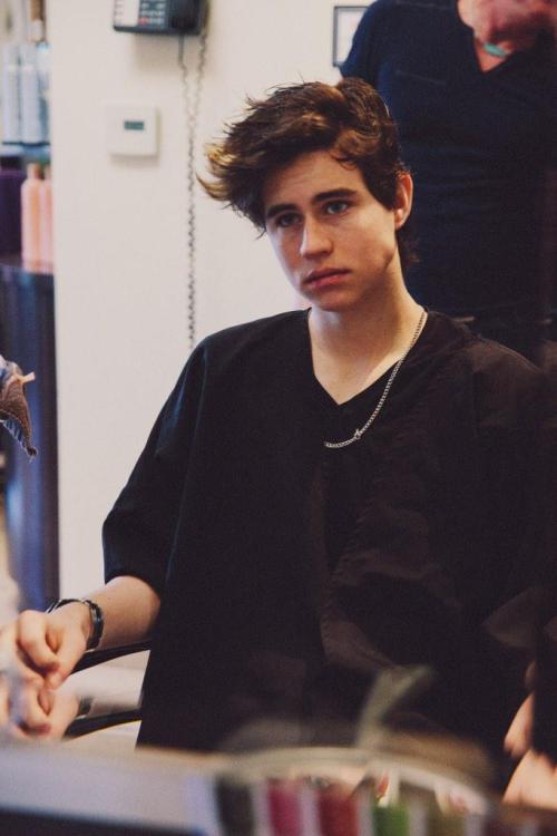 magconkidnapper: HE LOOKS SO FUCKING GOD