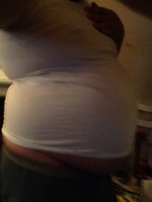 damnthisbutton:  Indeed blurry but does it look like I just chugged roughly 2 gallons! I feel stupid heavy and sloshy.