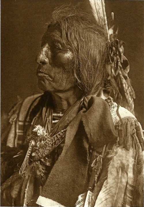  Slow Bull, Oglala Lakota warrior and medicine man (1907) 