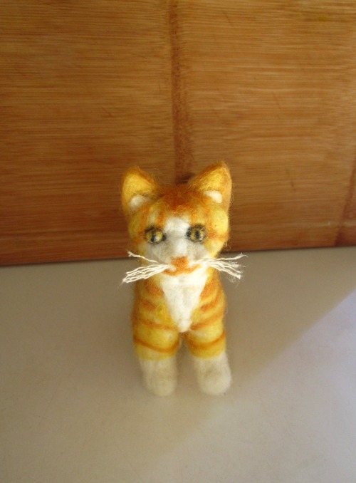 ohnopicturesofanothercat: Handmade needle-felted cat. :-)