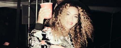 thehollywoodbitches-deactivated:  Beyonce at Coacella 2014 
