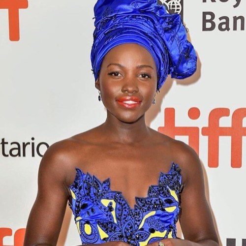 The effortlessly flawless and unapologetically African @lupitanyongo donned a royal blue and yellow 