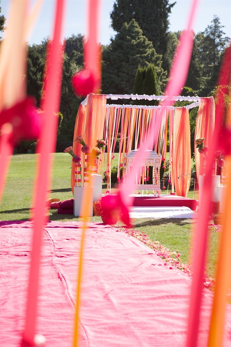 beautifulsouthasianbrides:  Images by:Gucio Photography Decorator: Evan Orion @ Flowerz