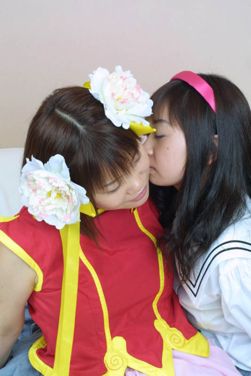 Asami Ishikawa & Aya Nozaki (Sakura Kinomoto & Tomoyo Daidouji) More Cosplay Photos & Videos - http://tinyurl.com/mddyphv New Videos - http://tinyurl.com/l969dqm