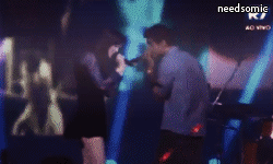 livrepraviversomic:  SOMIC, SÓ AMANHÃ, SP 21.04.2013 !!! - Ele pegando na cintura