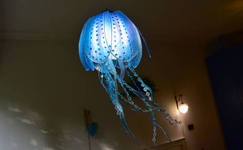 Jellyfish lamps by italian artist Fiorediluce Available on Etsy here : Fiorediluce