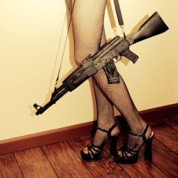 guns-and-babes:  Babe with gun