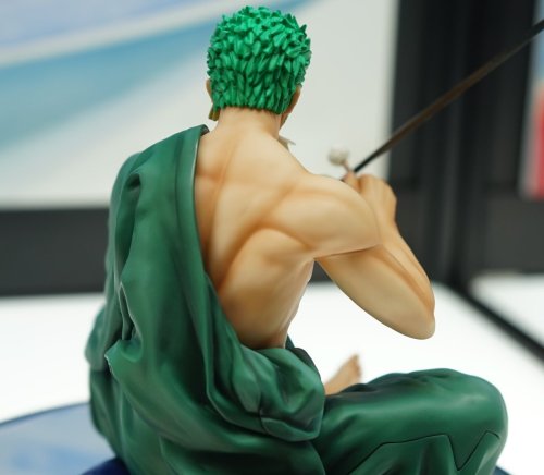 lawlullipop:  We finally see Zoro figure for on the Chair serie but … Zoro is not a chair but sitting and clean his sword… And look really big.source twitter twitter