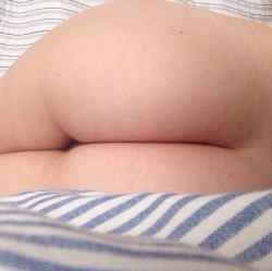 sirsplayground:  🍑 onesinglemoment.tumblr.com 🍑  Thank you for your Submission. Great butt lady. Sir