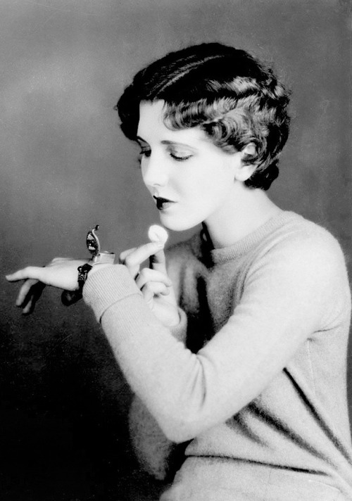 summers-in-hollywood:Jean Arthur applying her makeup, late 1920s