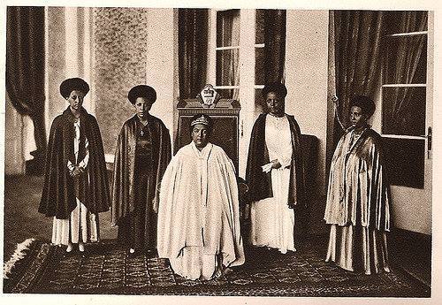 Empress Menen and her daughters with their lovely afros. Now THAT’S beauty!