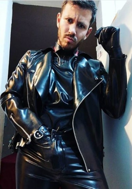 punkerskinhead:shiny rubber suit…love it