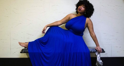 girlzwithcurves:  wow….beautiful and that dress 