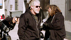 wasalswearengen-deactivated2016:  Clay & Gemma being cute as shit in the background (✿◠‿◠) 