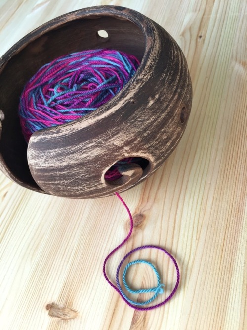 Got myself a new yarn bowl! It’s from CeramicpotteryShop on Etsy and I love it.