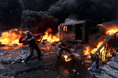 igunsandgear:Anti-government protesters and police in the Ukraine.
