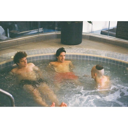 “Fine gentleman bath.” - @macdemarco with @juanwautersofficial and Ryan Boyce. Photo by @lauralynnpetrick.