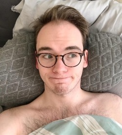 asculptorlackingarms:Am I ever going to leave this bed during Spring Break? stay tuned……………(Spoiler Alert: the answer is no) #lastspringbreakever #lazymonday