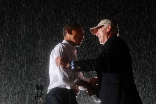 pussy-and-pizzza-x:iamaffscandallover:lydia-can-live:dragoni:President Obama embraced the rainTrump 