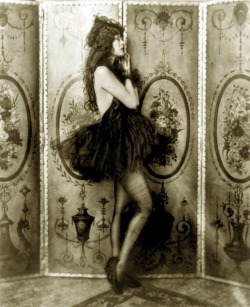 vintage-juene-femme:  damsellover:  Ziegfeld girl, 1920′sV-j-f 