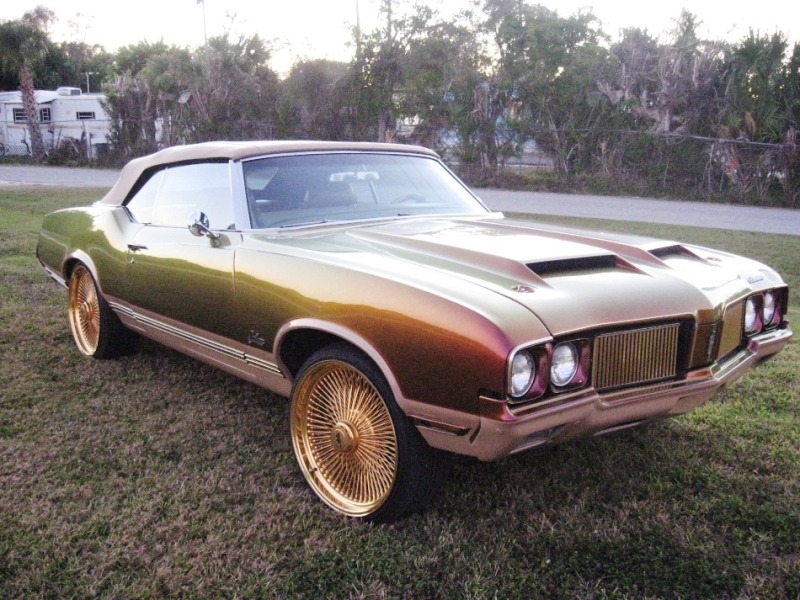 swangingnbanging:  On dem gold thangzzz.. The paint job is wavvyyy.. 