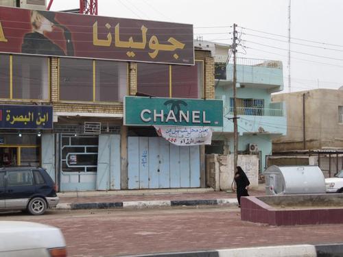 thalamtnafsee: realfakescientist: looks like a “Chanel” store in Iraq lmao…why Ir