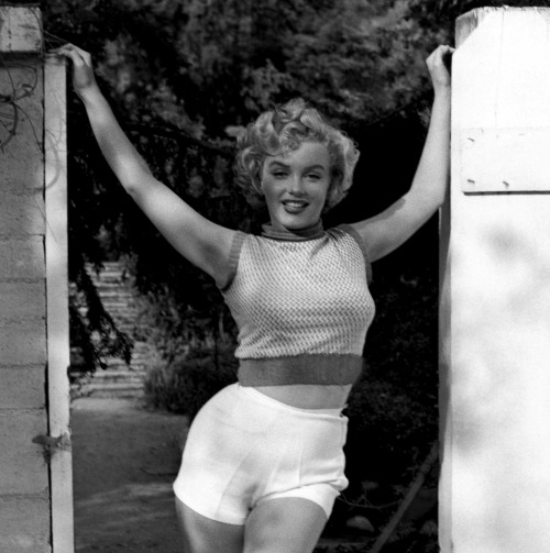infinitemarilynmonroe:Marilyn Monroe photographed by Andre de Dienes, 1952.