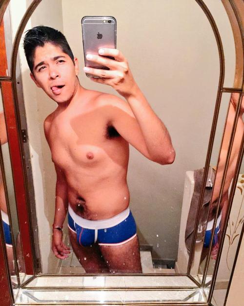 onesvergasaroundtheworld:  100% Hot ♥ ❤ ♥ ❤ ♥ ❤ ♥ ❤ ♥ ❤ ♥ ❤ ♥ ❤ ♥ ❤ 100% MexicanoF U L L    O F    C O C KLeo del DF, un sexy morrito, buen cuerpo robusto, semi velludo y una deliciosa verga curva, a dos manos y sobrando.