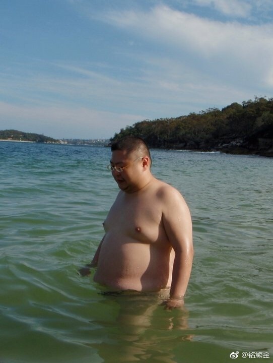 toumodajiba:  可爱的大叔，想要吃他的大奶子。