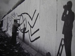 eaglesblood:  Keith Haring painting the Berlin