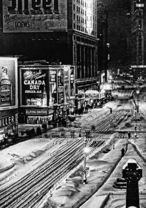 m3zzaluna: times square coated in white, 1947 (detail) © herb scharfman