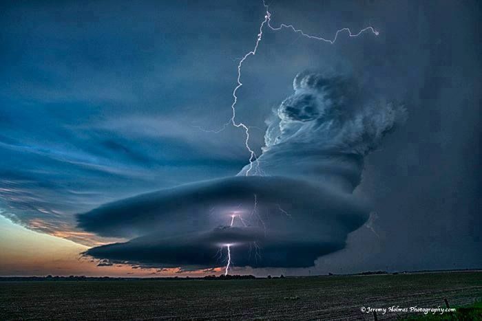 mapleshield:  This is an utterly fantastic image, taken by Jeremy Holmes, of a Nebraskan