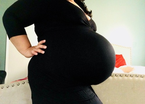 boobsandbabybumps:preggoalways: What woman doesn’t need a little black dress I don’t know, that dr