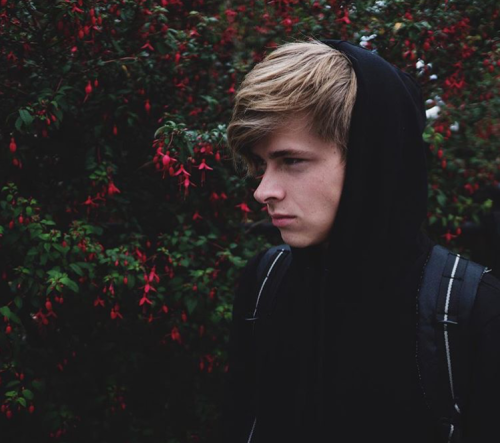 lxkekorns:lukekorns: FLOWERS @jultodawg x