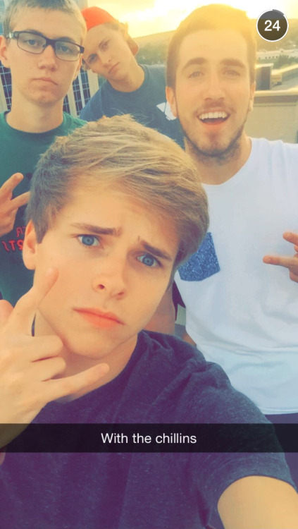 lxkekorns:  unclekornicob:  One minute the boy is in Wisconsin and the next minute he&rsquo;s on