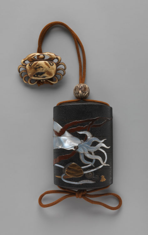 Case (Inrō) with Design of Squid, Shells and Seaweed, early 19th century JapanCase: powdered gold (m