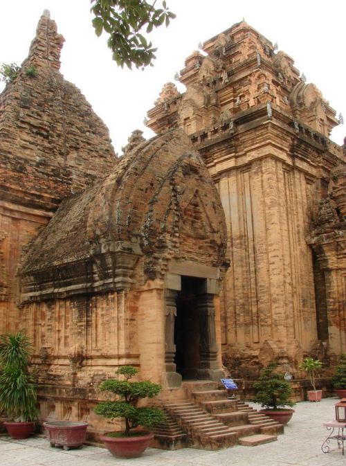 The towers of Po Nagar temple, Nha Trang / Vietnam (by h_haenen).