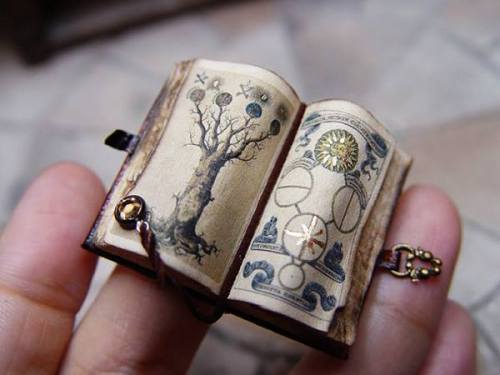 luz-sonriente:Amazing tiny Book by EV Miniatures