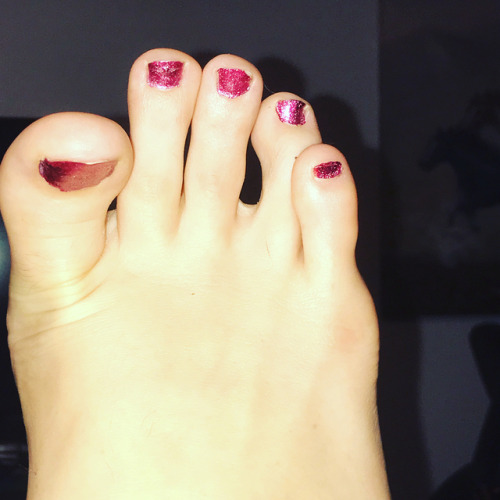 Loving the red polish ❤️ Skype and real in person sessions available, worship genuinely big feet! My