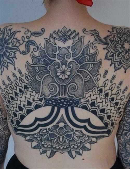 inkedgirlsarepretty:  Fullback tattoos are probably one of the most extreme yet creative