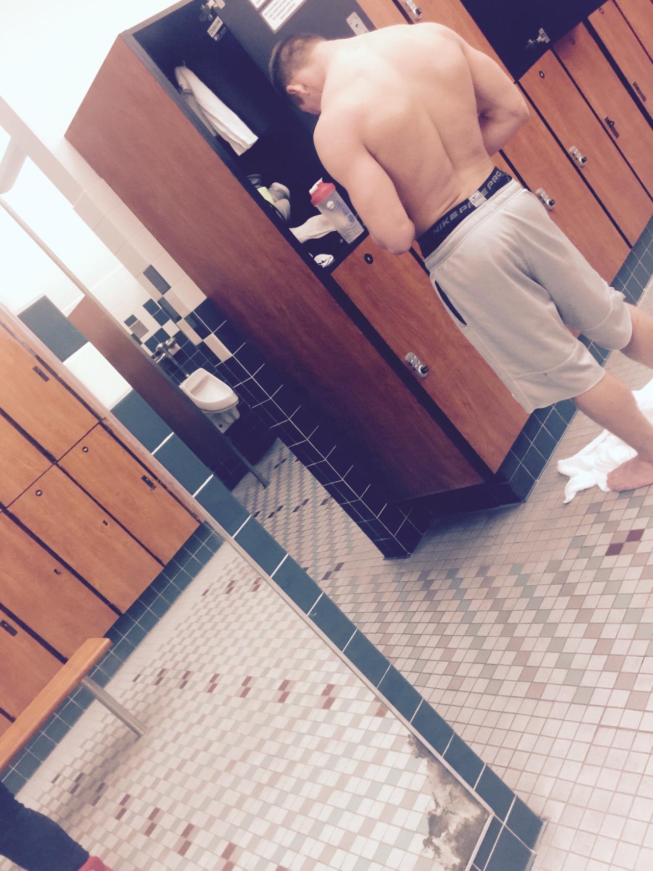 lookinforsaggerz:  Gotta love those candid lockeroom pics. Thanks for the submission!
